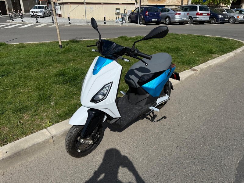 Vand Scuter Piaggio 1 active, electric, permis categoria B,