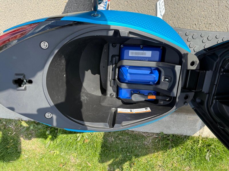 Vand Scuter Piaggio 1 active, electric, permis categoria B,